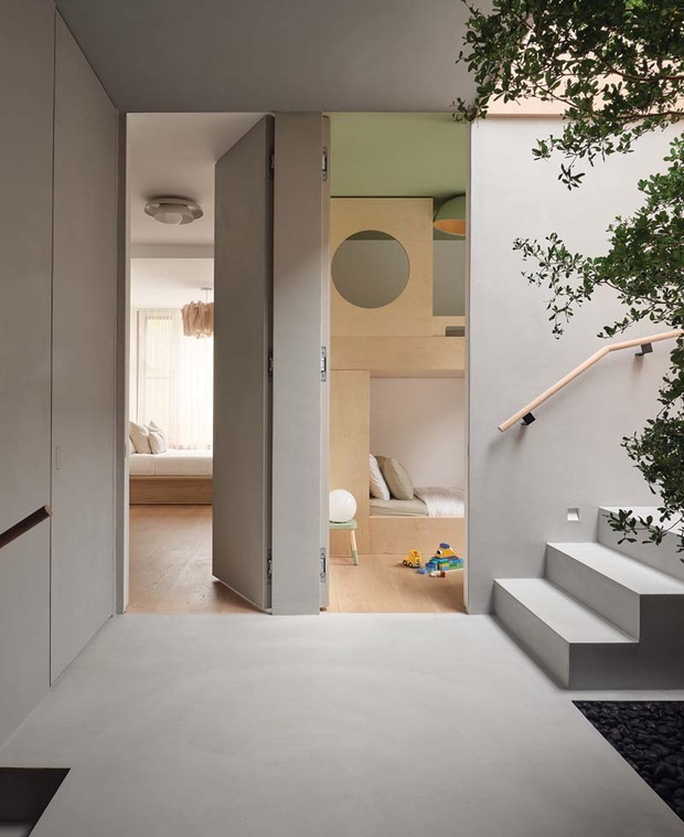 Со второго этажа двери выходят направо - в детскую спальню, налево - в главную спальню.