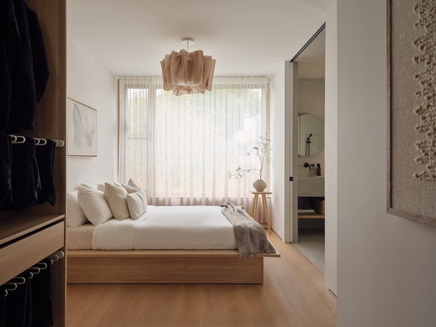 Интерьер главной спальни.