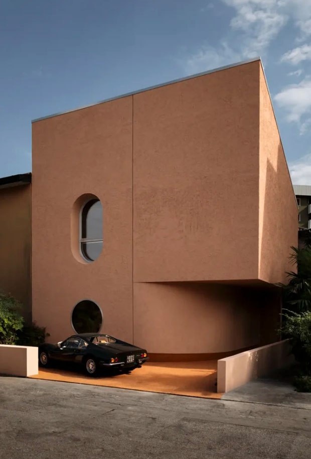 Новый фасад трансформирует замкнутую часть дома в мягкую, округлую входную группу, которая открывает дом к городской жизни.