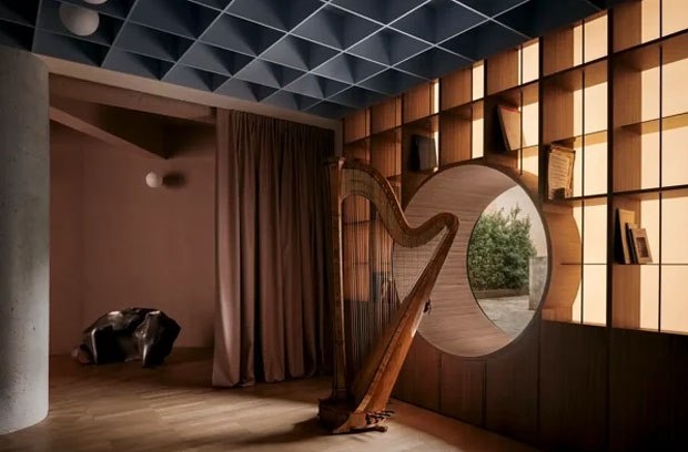 Музыкальная комната вдохновлена студийной типологией XIX века и настроена на оптимальную акустику, словно «вдыхая» воздух из соседнего двора.