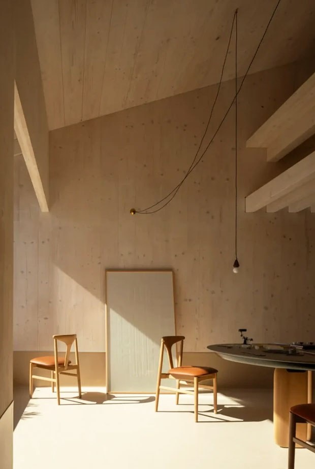 Мастерская для макетирования с двухсветным объемом и деревянной конструкцией создаёт нужную вертикальность для сосредоточенной работы и концентрации.