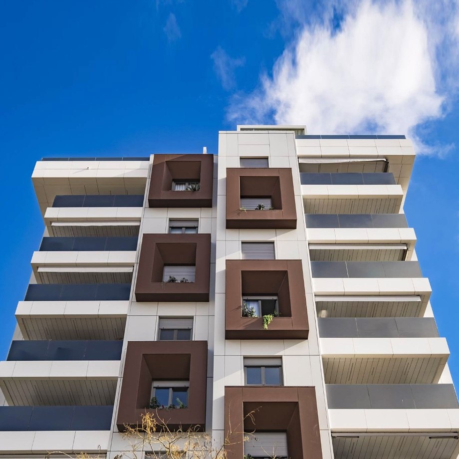 Здание в Валенсии, спроектированное студией Duart-Vila Arquitectes, выполнено с использованием легкой фасадной системы от Saint-Gobain.