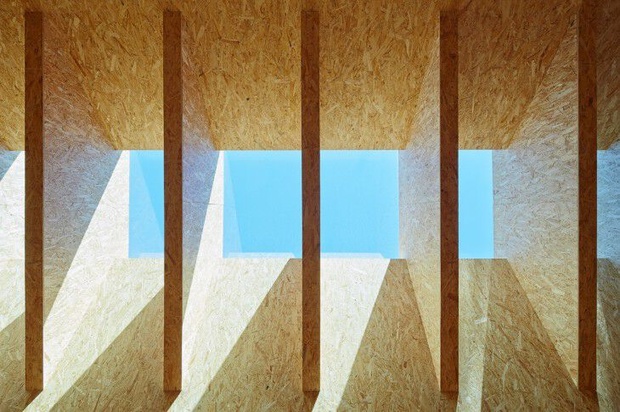 Дизайн светового фонаря с четким ритмом перегородок из OSB