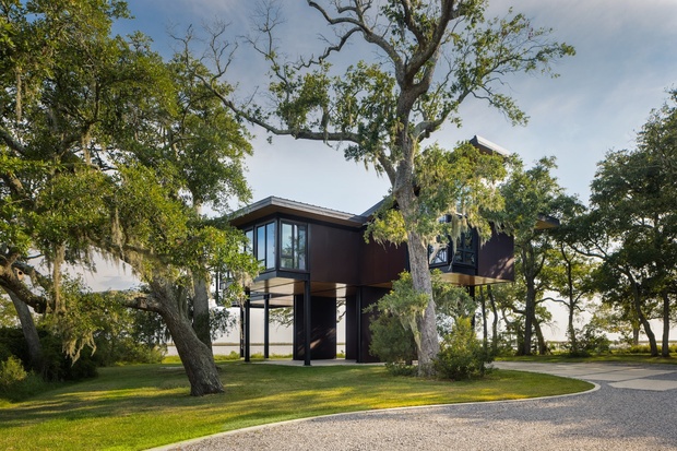 Вид с улицы на главный фасад дома