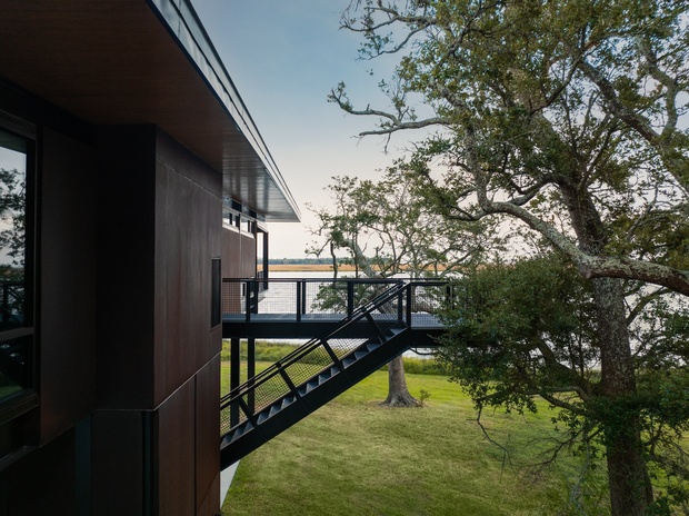 Лестница, по которой попадаем на жилой этаж дома