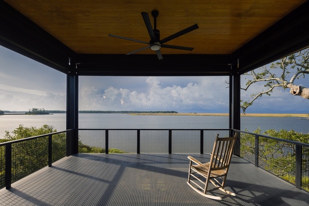 Шикарный вид, который открывается с веранды мало кого оставит равнодушным