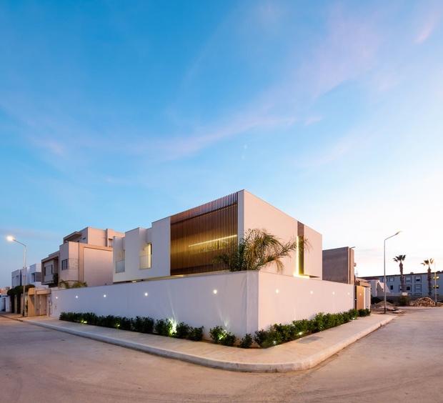 Вид на фасады дома со стороны улицы.