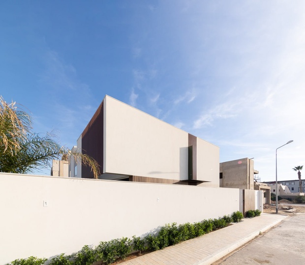 Вид на фасады дома со стороны улицы.