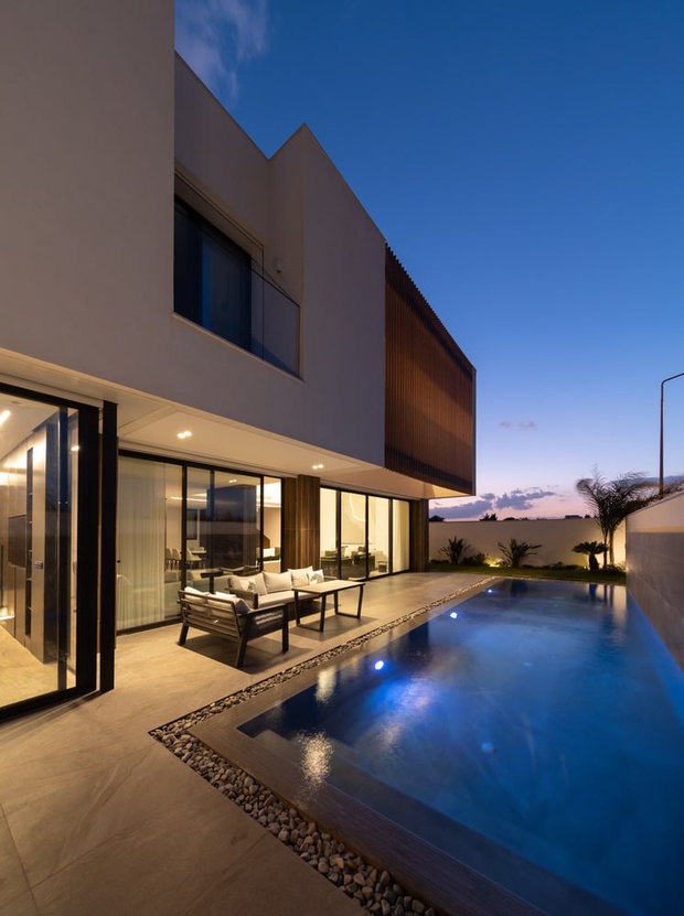 Вечернее фото фасада и бассейна.