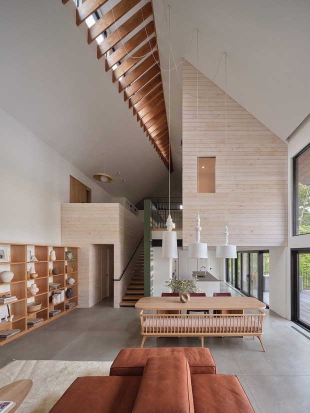 Просторная гостиная с шикарными видами на озеро