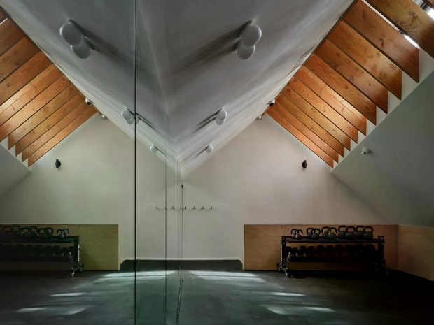 Интерьер тренажерного зала с зеркальной стеной