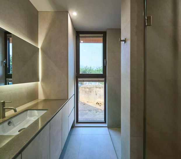 Дизайн санузла также решён в стиле минимализма.