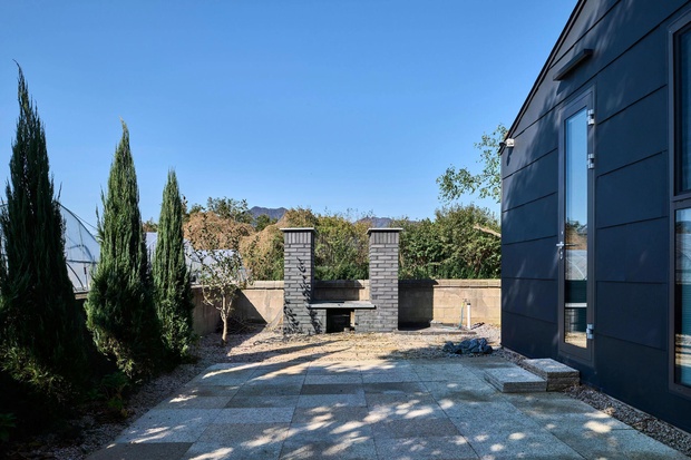 Небольшой внутренний дворик с зоной уличного мангала.