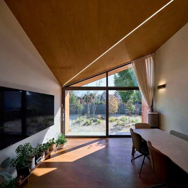 Линейная подсветка стильно подчеркивает грани крыши.