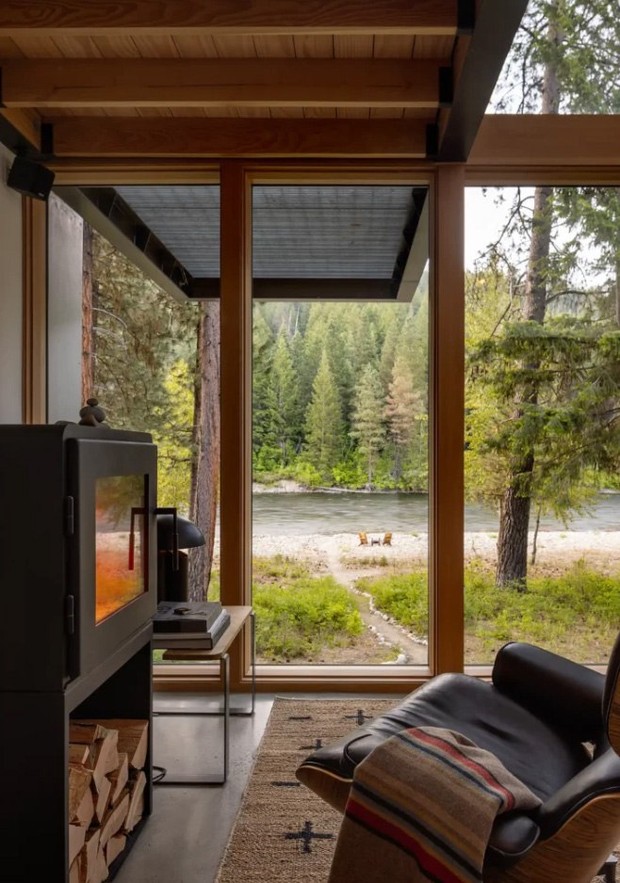 Дровяной камин и легендарное кресло Eames превращают пространство в уютную площадку для созерцания берегов реки.