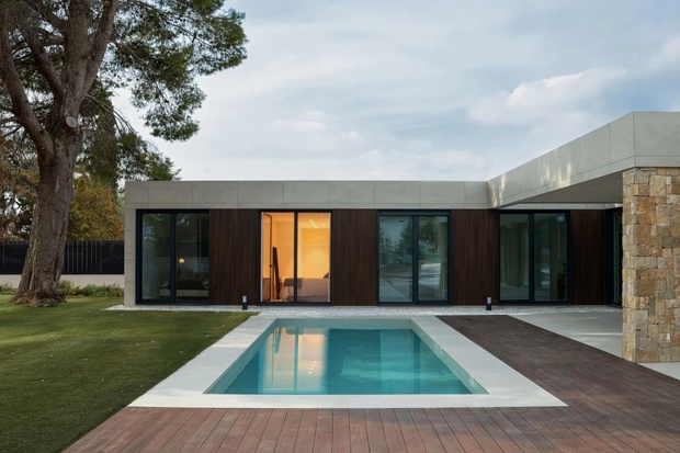 Вид на фасад со стороны бассейна.