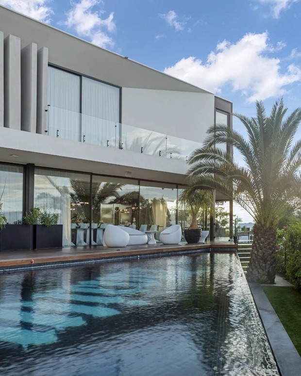 Фасад со стороны бассейна