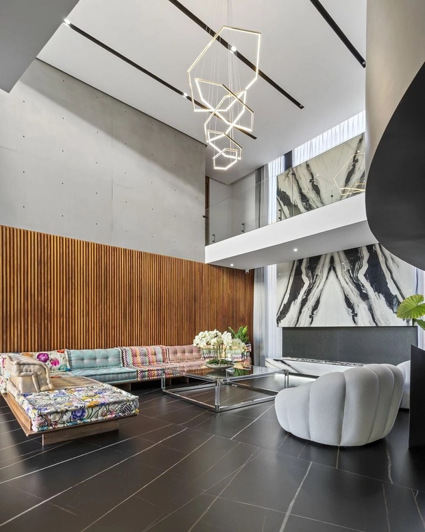 Фото гостиной со стороны лестницы