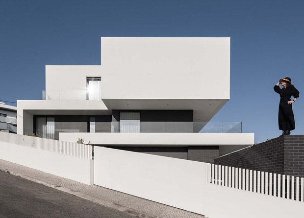 Пример стильного лаконичного ограждения современного дома