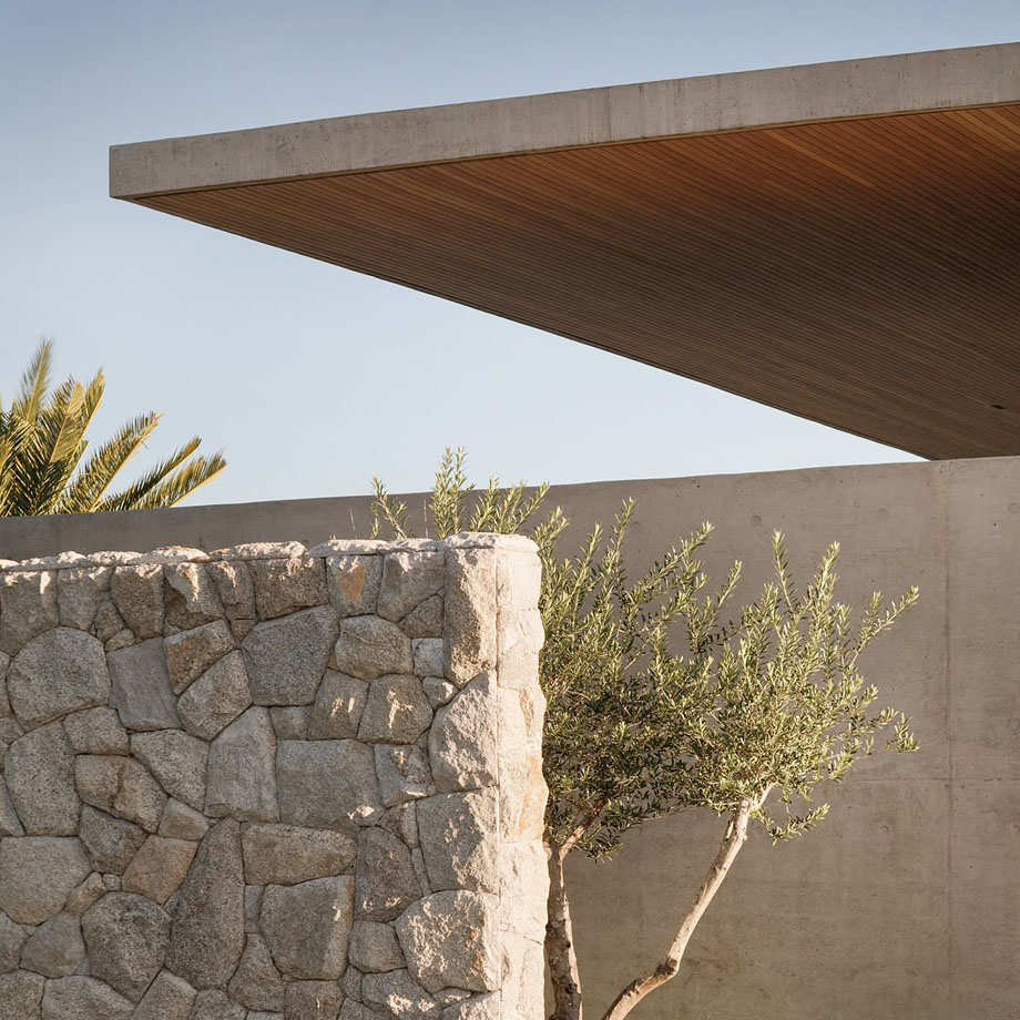 Пример минималистичного бетонного забора с отделкой в камне